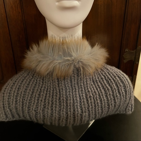 Surell Wool and Faux Fur Scarf. - Picture 5 of 5